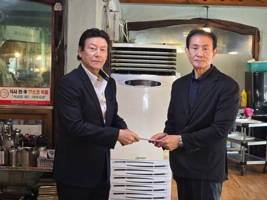 김동광 KBL 패밀리 신임 회장(왼쪽)이 임정명 전임 회장에게 후원금을 전달하고 있다. [KBL 패밀리 제공]