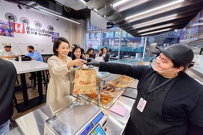 뉴욕 코리아타운에 방문한 김혜경 여사