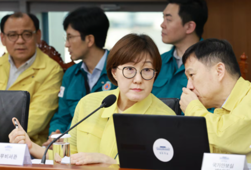 김현지 대통령실 총무비서관(왼쪽)과 임웅순 국가안보실 안보2차장이 21일 서울 용산 대통령실 청사에서 열린 8차 수석·보좌관 회의에 참석해 논의하고 있다. [사진 = 연합뉴스]