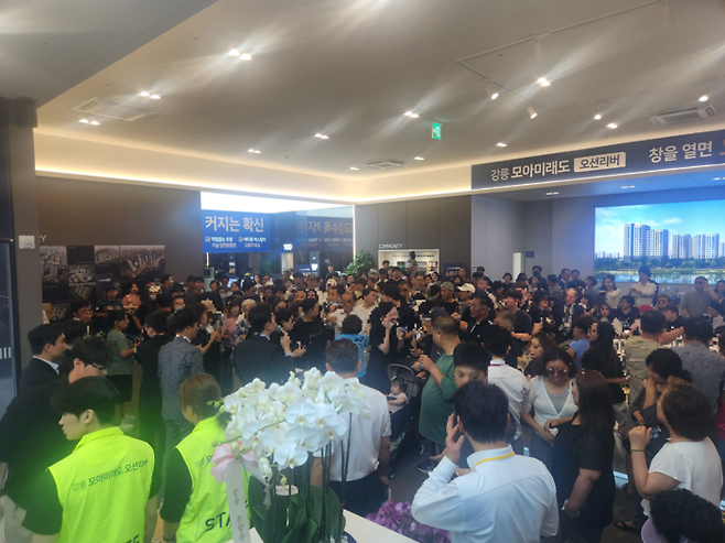 지난 6월 재오픈한 ‘강릉 모아미래도 오션리버’ 견본주택에 방문객이 모여있다. 미분양 아파트임에도 불구하고 많은 사람들이 방문했으며, ‘세컨드홈 특례 정책’ 전후로 계약이 활발히 일어난 것으로 알려졌다. [제공=강릉 모아미래도 오션리버]