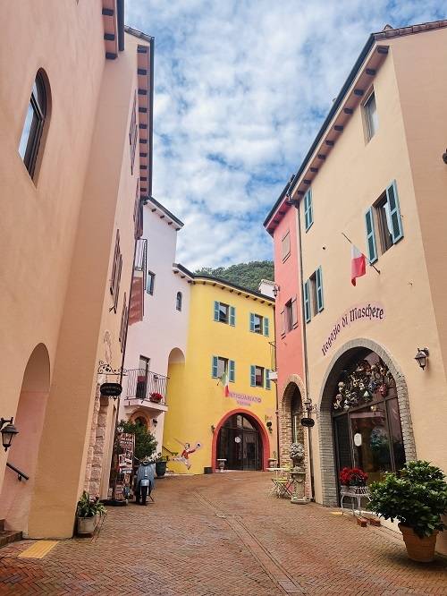 < 이번 가을 행사를 맞아, 이탈리아마을 제페토 골목이 레트로 거리로 변신하며 유럽의 낭만을 더했습니다 / 출처: 이탈리아마을 ‘피노키오와 다빈치’ >