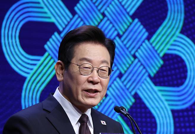 유엔총회 참석차 미국을 방문한 이재명 대통령이 22일(현지시간) 뉴욕의 한 호텔에서 열린 동포간담회에서 인사말을 하고 있다. [사진 연합뉴스]