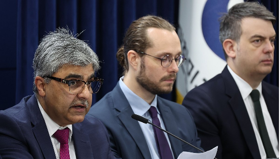 라훌 아난드 IMF 한국 미션단장이 24일 정부서울청사에서 2025년 IMF 연례협의 결과 브리핑을 하고 있다.(사진=연합뉴스)