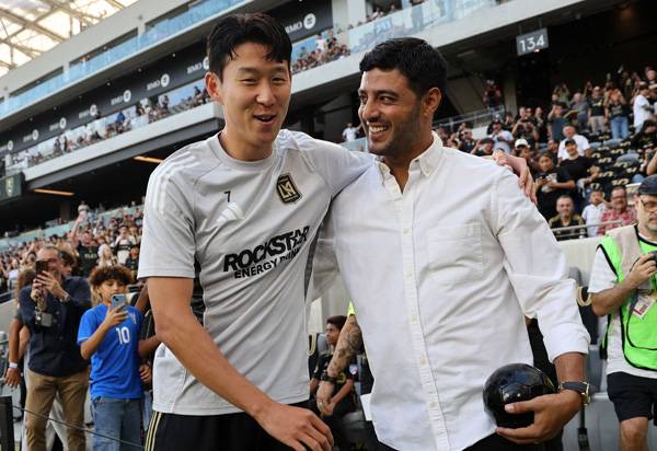 손흥민이 카를로스 벨라와 인사를 나누고 있다. 사진= Getty Images/AFP= 연합뉴스 제공