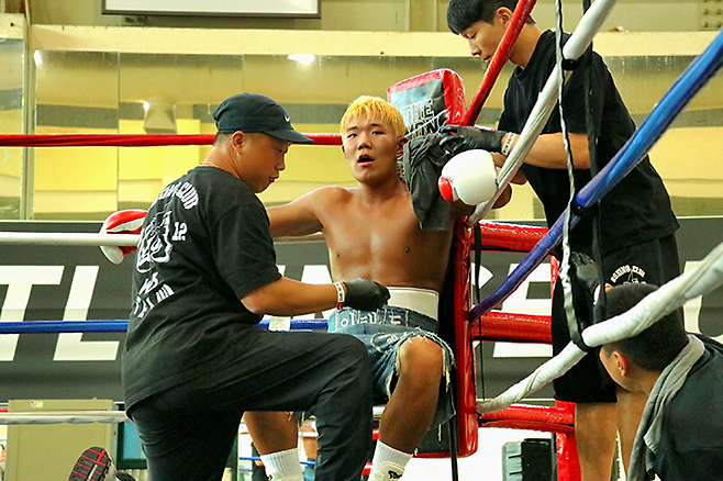 이태동이 2025년 9월 서울특별시 관악구민종합체육센터 사단법인 한국복싱커미션 라이트헤비급 챔피언결정전을 치르고 있다. 사진=KBM