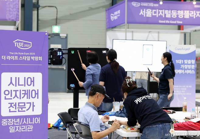 25일 서울 강남구 대치동 세텍(SETEC)에서 머니투데이와 대한노인회 공동주최로 열린 '더 라이프 스타일 박람회 2025'에 참석한 방문객들이 일자리관을 둘러보고 있다. /사진=김창현