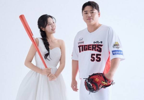 KIA 타이거즈 포수 한준수가 결혼을 발표했다. 사진은 전 LG 트윈스 치어리더 김이서와 KIA 타이거즈 포수 한준수의 웨딩 화보. /사진=한준수 인스타그램 캡처