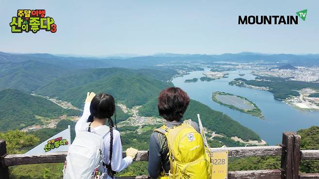 장하온·장예주와 함께 전국의 명산을 찾아가는 '주말여행 산이 좋다 시즌3'가 마운틴TV를 통해 방영된다. 사진은 가을 산행의 매력을 전하는 마운틴TV 프로그램. /사진=마운틴TV 제공