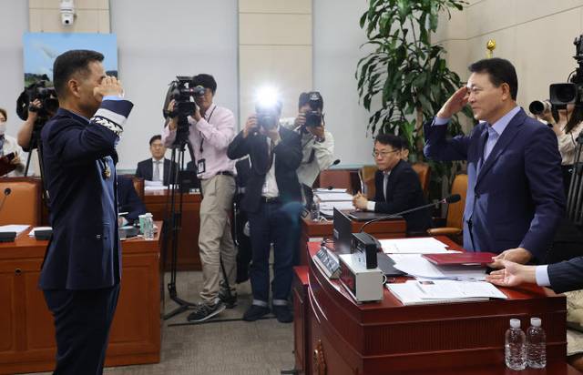 진영승 합동참모의장 후보자가 24일 서울 여의도 국회 국방위원회 인사청문회에서 선서문을 제출하고 경례하고 있다. 연합뉴스