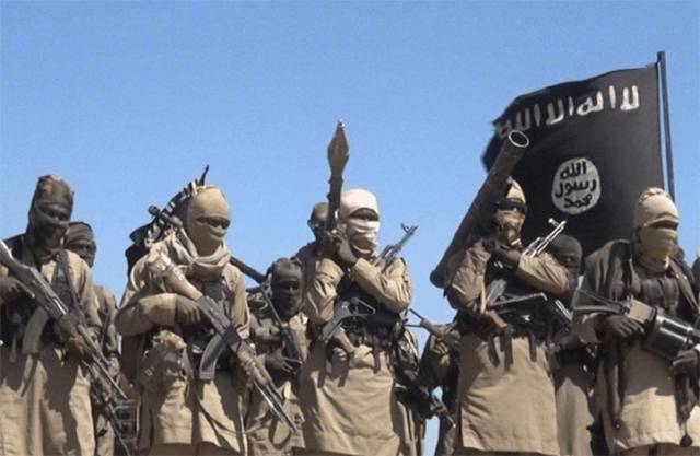 아프리카 사헬지대에서 활동하는 이슬람국가(IS) 대원들이 두건으로 얼굴을 가리고 소총·대전차 로켓 등으로 무장한 채 행군하는 모습.  X 캡처