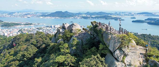 유달산 정상인 일등바위에서 펼쳐지는 전망. 해발 228m의 낮은 산이지만 360도로 펼쳐지는 조망은 이름 그대로 ‘1등’이다. 일등바위 뒤의 바다 너머가 전남 영암 땅이다. 이 자리에서 뒤로 돌면 목포 시내 경관이 한눈에 모두 다 들어온다.