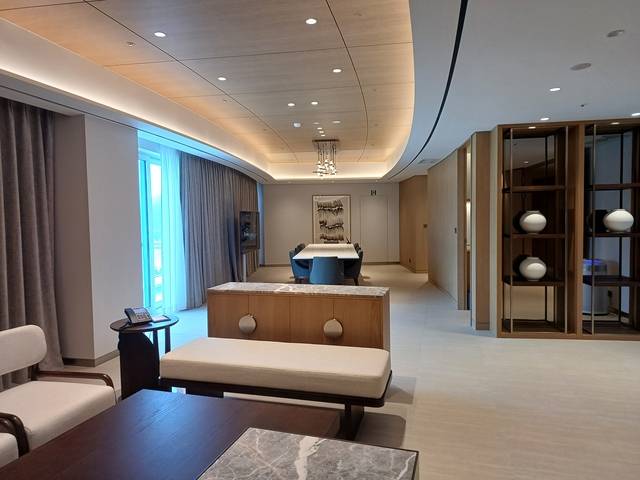 24일 경북 경주시 보문관광단지 내 라한셀렉트 경주의 정상급 숙소(PRS)거실 모습. 이 숙소는 약 290㎡ 규모이며 창밖으로 보문호가 보인다.