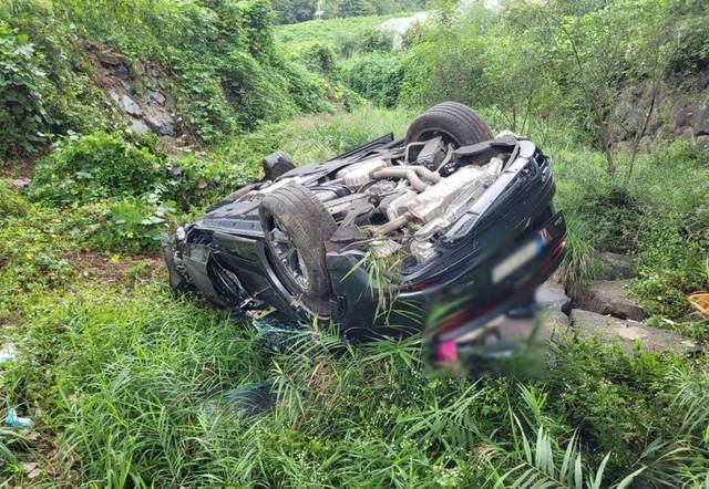 추락한 SUV 차량. 부산경찰청 제공