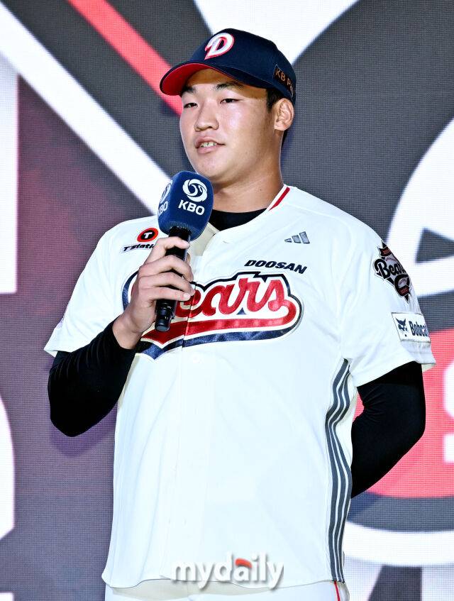 마산용마고 김주오가 17일 오후 서울 잠실 롯데호텔에서 진행된 '2026 KBO 신인 드래프트'에서 1라운드 7순위로 두산에 지명된 뒤 소감을 말하고 있다./마이데일리