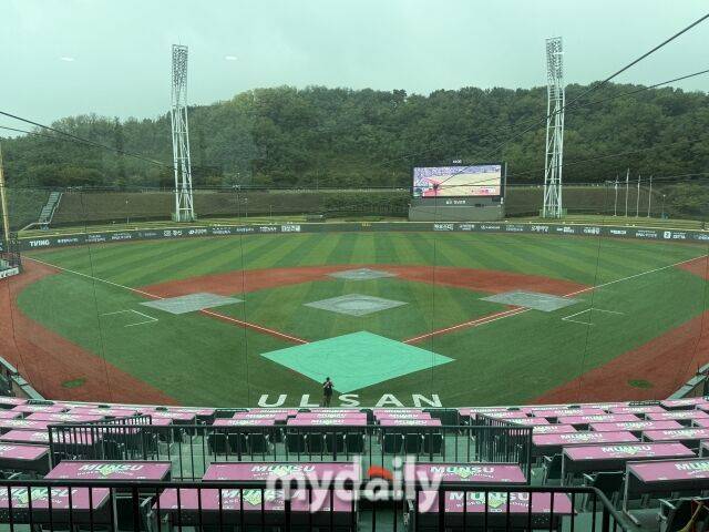 비가 내리고 있는 울산 문수야구장./울산 = 박승환 기자