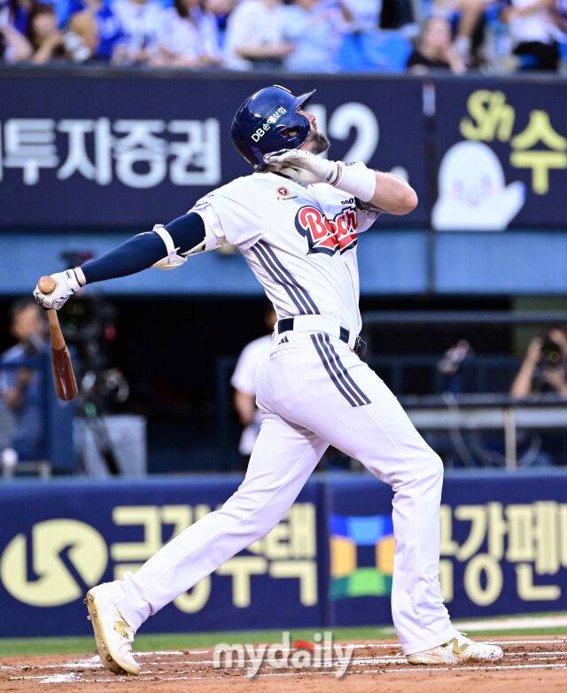 2025년 8월 28일 오후 서울 잠실구장에서 열린 '2025 신한 SOL뱅크 KBO 리그' 삼성 라이온즈와 두산 베어스의 경기. 두산 케이브가 2회말 2사 1루서 2점 홈런을 치고 있다./마이데일리