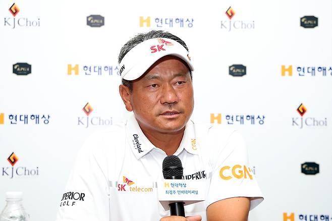 최경주가 24일 경기도 여주시 페럼 클럽에서 한국프로골프(KPGA) 투어 현대해상 최경주 인비테이셔널 기자회견을 갖고 있다.   [KPGA 제공]