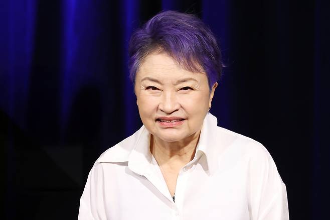 바이올리니스트 정경화가 18일 오후 서울 종로구 크레디아클래식클럽에서 열린 기자간담회에서 미소짓고 있다. [연합]