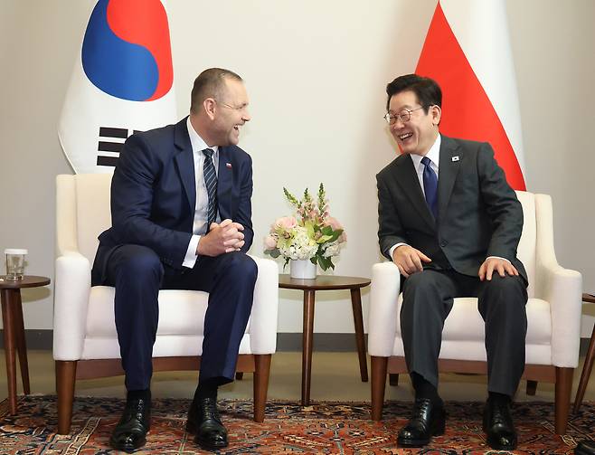 이재명 대통령과 카롤 나브로츠키 폴란드 대통령이 24일(현지시간) 미국 뉴욕 유엔본부에서 정상회담을 하고 있다. [연합]