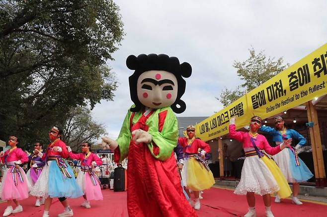 2025 안동국제탈춤 페스티벌이 오는 26일부터  10월 5일까지 “춤추는 탈, 다양한 얼굴을 찾아서‘란 주제로 열린다.사진은 지난해 행사모습 [안동시 제공]