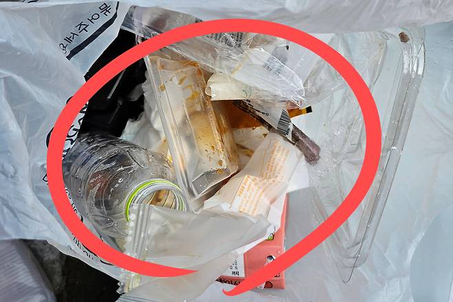 서울 한 다세대주택가에 버려진 종량제 봉투 속 내용물. 각종 재활용 쓰레기가 버려져 있다. 김광우 기자.