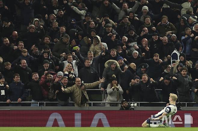 [런던=AP/뉴시스] 토트넘 홋스퍼의 루카스 베리발이 8일(현지시각) 영국 런던의 토트넘 홋스퍼 스타디움에서 열린 2024-25 잉글랜드 카라바오컵(리그컵) 준결승 1차전 리버풀과 경기 후반 41분 선제 결승 골을 넣은 후 세리머니하고 있다. 베리발은 18세 341일의 나이로 토트넘 데뷔골을 터트리며 팀의 1-0 승리를 이끌었다. 2025.01.09.