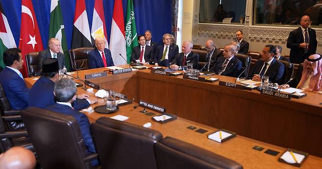 [뉴욕=AP/뉴시스]도널드 트럼프 미국 대통령이 지난 23일 미국 뉴욕에서 유엔 총회를 계기로 카타르, 요르단, 튀르키예, 파키스탄, 인도네시아, 아랍에미리트(UAE), 사우디아라비아, 이집트 정상들과 회의를 진행하고 있다. 2025.09.25.