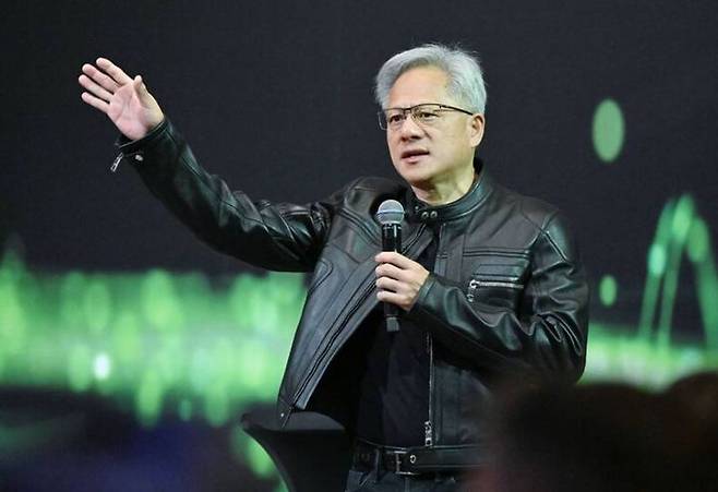 [서울=뉴시스] 젠슨황 엔비디아 최고경영자(CEO)가 21일 타이베이 만다린 오리엔탈 호텔에서 열린 ‘글로벌 미디어 Q&A’ 행사에서 발언하고 있다.(출처: 자유시보) 2025.05.21.  *재판매 및 DB 금지