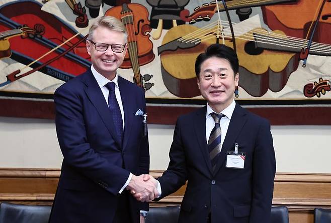 [서울=뉴시스] 핀란드 정부가 전세계 첨단 기술인력의 초빙을 목표로 인재 유치 캠페인을 시작한다고 9월 24일 발표했다.  사진은 이호현 산업통상자원부 2차관이 9월18일 프랑스 파리 OECD 회의실에서 미카 뉘카넨 핀란드 고용경제부 정무차관과 면담에 앞서 기념촬영 하는 모습. (사진=산업통상자원부 제공) 2025.09. 25.   *재판매 및 DB 금지