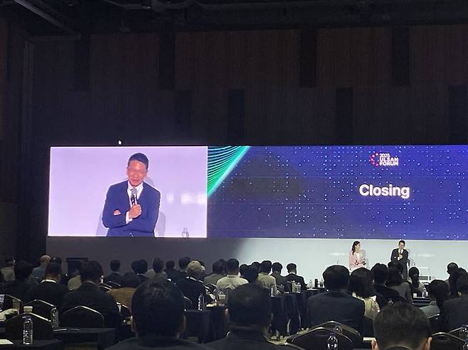 [울산=뉴시스] 최창원 SK수펙스추구위원회 의장이 24일 오후 울산컨벤션센터에서 열린 2025 울산포럼 클로징 세션에서 발언하고 있다. 2025.9.25. photo@newsis.com *재판매 및 DB 금지