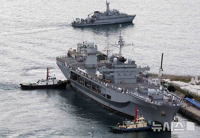 [부산=뉴시스] 하경민 기자 = 미국 해군 제7함대사령부 상륙지휘함인 '블루릿지'(LCC-19·1만9600t)가 25일 오전 부산 남구 해군작전사령부 부산작전기지에 입항하고 있다.  길이 194m, 폭 33m 규모에 승조원 1400여 명인 블루릿지함은 핵추진 항공모함인 로널드 레이건함(CVN-76)과 핵잠수함 10여척, 이지스 구축함 및 순양함 20여척, 항공기 300여 대를 지휘한다. 2025.09.25. yulnetphoto@newsis.com