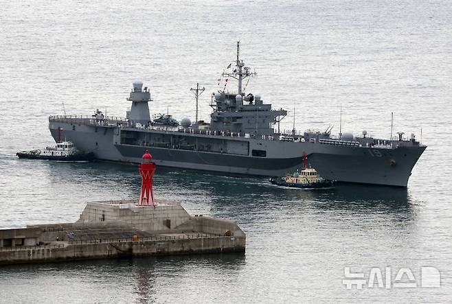 [부산=뉴시스] 하경민 기자 = 미국 해군 제7함대사령부 상륙지휘함인 '블루릿지'(LCC-19·1만9600t)가 25일 오전 부산 남구 해군작전사령부 부산작전기지에 입항하고 있다.  길이 194m, 폭 33m 규모에 승조원 1400여 명인 블루릿지함은 핵추진 항공모함인 로널드 레이건함(CVN-76)과 핵잠수함 10여척, 이지스 구축함 및 순양함 20여척, 항공기 300여 대를 지휘한다. 2025.09.25. yulnetphoto@newsis.com