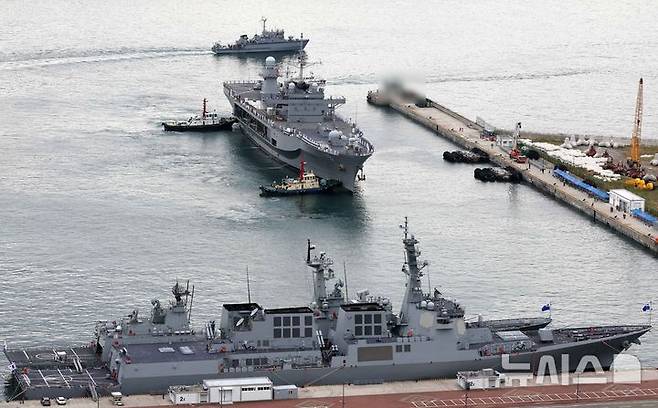 [부산=뉴시스] 하경민 기자 = 미국 해군 제7함대사령부 상륙지휘함인 '블루릿지'(LCC-19·1만9600t)가 25일 오전 부산 남구 해군작전사령부 부산작전기지에 입항하고 있다.  길이 194m, 폭 33m 규모에 승조원 1400여 명인 블루릿지함은 핵추진 항공모함인 로널드 레이건함(CVN-76)과 핵잠수함 10여척, 이지스 구축함 및 순양함 20여척, 항공기 300여 대를 지휘한다. 2025.09.25. yulnetphoto@newsis.com