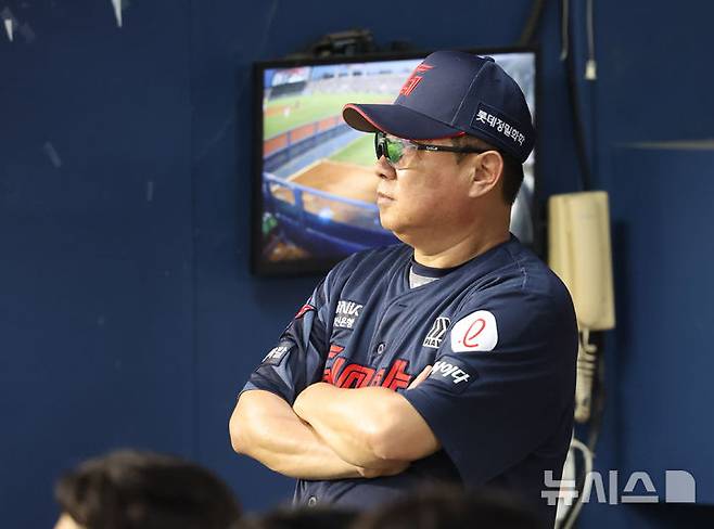 [서울=뉴시스] 배훈식 기자 = 2일 오후 서울 송파구 잠실야구장에서 열린 2025 신한 쏠뱅크 KBO리그 LG 트윈스와 롯데 자이언츠의 경기, 김태형 롯데 감독이 그라운드를 응시하고 있다. 2025.09.02. dahora83@newsis.com