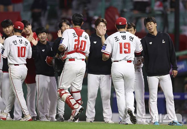 [인천=뉴시스] 김근수 기자 = 23일 인천 미추홀구 SSG랜더스필드에서 열린 2025 KBO리그 KIA 타이거즈와 SSG 랜더스의 경기에서 SSG 랜더스가 5-0으로 승리를 거두고 선수들이 기쁨을 나누고 있다. 2025.09.23. ks@newsis.com