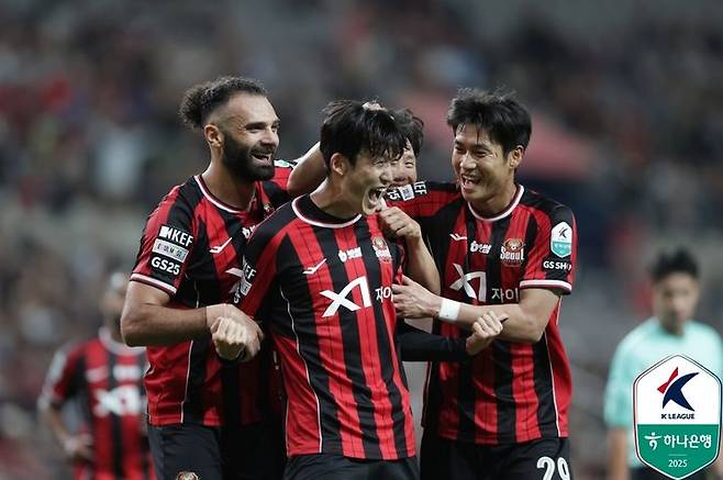 [서울=뉴시스] 프로축구 K리그1 FC서울의 이승모(가운데). (사진=한국프로축구연맹 제공) *재판매 및 DB 금지