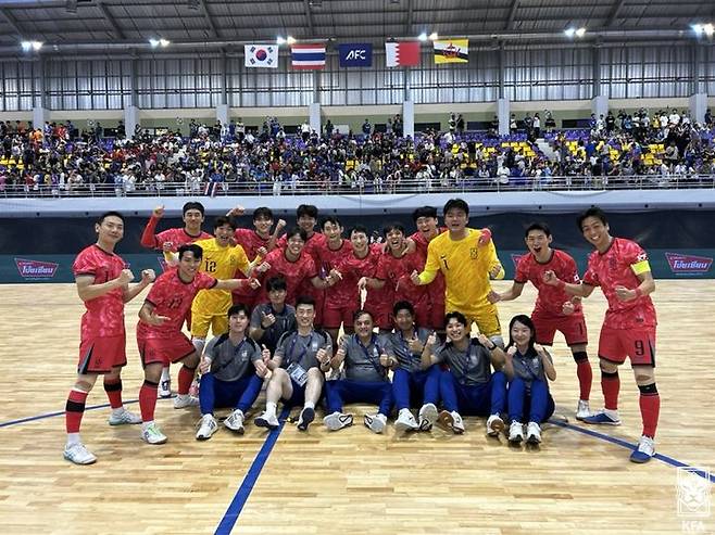 [서울=뉴시스]아시안컵 예선 종료 후 풋살대표팀의 단체 기념사진. (사진=대한축구협회 제공)