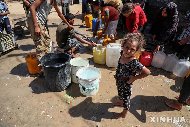 [데이르알발라=신화/뉴시스] 지난 23일(현지 시간) 가자지구 중부 데이르알발라 난민 수용소에서 팔레스타인 어린이들이 물을 받고 있다. 2025.09.25.
