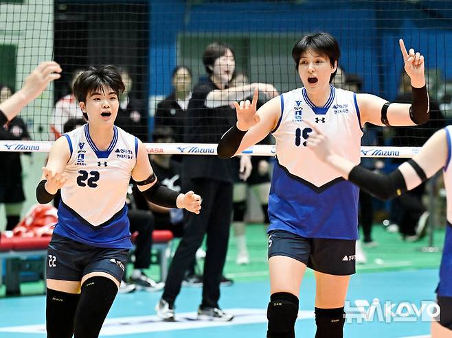 [서울=뉴시스]여자배구 현대건설 서지혜와 김희진. (사진=KOVO 제공)