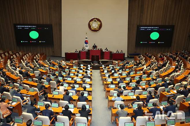 [서울=뉴시스] 고승민 기자 = 25일 서울 여의도 국회에서 열린 제429회 국회(정기회) 제9차 본회의에서 산불피해지원대책 특별위원회 활동기간 연장의 건이 가결되고 있다. 2025.09.25. kkssmm99@newsis.com