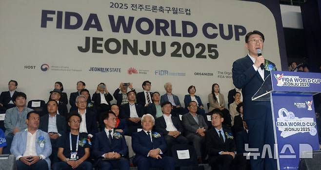 [전주=뉴시스] 김얼 기자 = 우범기(오른쪽) 전주시장이 25일 전북 전주시 전주월드컵경기장에서 열린 '2025 전주드론축구 월드컵 개막식'에 참석해 축사를 하고 있다. 2025.09.25. pmkeul@newsis.com