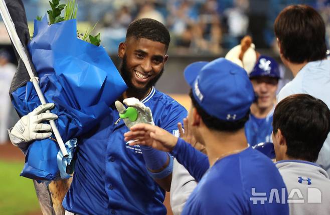 [대구=뉴시스] 이무열 기자 = 25일 대구 수성구 삼성라이온즈파크에서 열린 2025 신한 SOL 뱅크 KBO리그 키움 히어로즈와 삼성 라이온즈의 경기, 8회말 2사 주자 1,3루 상황에서 삼성 다아즈가 스리런 홈런을 친 뒤 더그아웃에 들어서며 동료들과 기뻐하고 있다. 2025.09.25. lmy@newsis.com