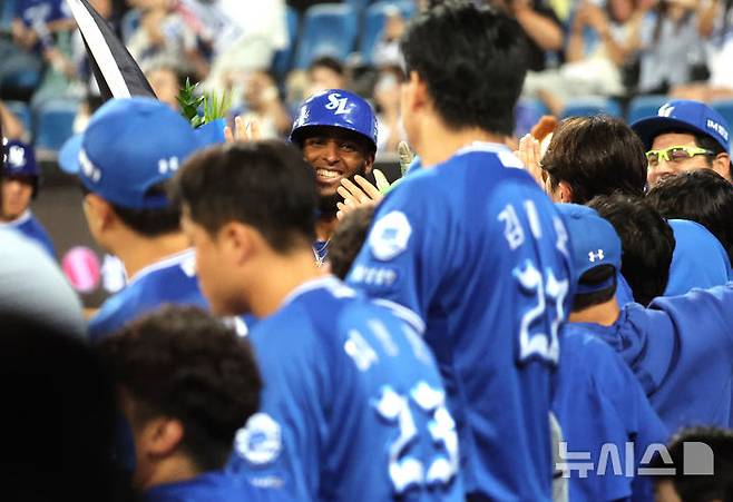 [대구=뉴시스] 이무열 기자 = 25일 대구 수성구 삼성라이온즈파크에서 열린 2025 신한 SOL 뱅크 KBO리그 키움 히어로즈와 삼성 라이온즈의 경기, 8회말 2사 주자 1,3루 상황에서 삼성 다아즈가 스리런 홈런을 친 뒤 더그아웃에 들어서며 동료들과 기뻐하고 있다. 2025.09.25. lmy@newsis.com