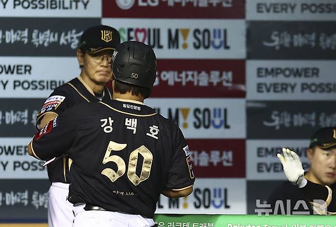 [서울=뉴시스] 김근수 기자 = 11일 서울 송파구 잠실야구장에서 열린 2025 KBO리그 KT 위즈 대 LG 트윈스의 경기, 7회초 1사 주자 1,3루 상황에서 KT 강백호가 1타점 적시타를 치고 KT 이강철 감독과 기뻐하고 있다. 2025.09.11. ks@newsis.com