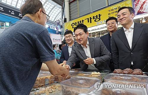 시장 상인 만난 장동혁 (대전=연합뉴스) 김준범 기자 = 국민의힘 장동혁 대표가 25일 오전 대전시 동구 중동 중앙시장을 찾아 상인과 인사하고 있다. 2025.9.25 psykims@yna.co.kr