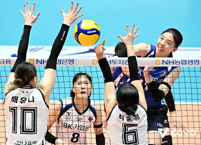 기업은행 육서영(오른쪽)이 25일 도로공사와 경기에서 스파이크를 터뜨리고 있다. 한국배구연맹