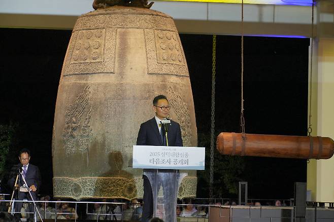윤상덕 국립경주박물관장이 성덕대왕신종 타음조사를 소개하고 있다. 경주박물관 제공
