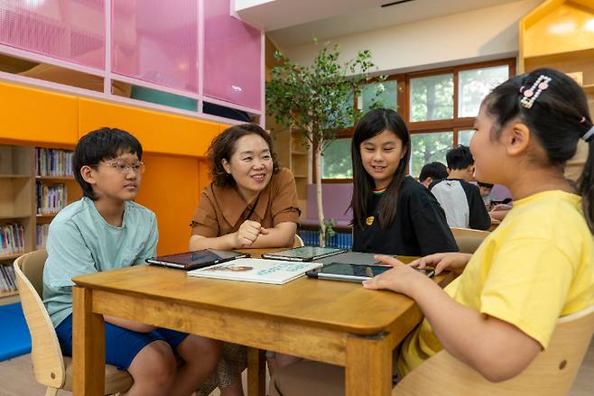 이혜경 다전초등학교 교사의 독서교육 철학은 '온 작품 읽기' 이다. 학생들과 책에 대해 이야기하고 있다. 사진 울산광역시교육청 제공