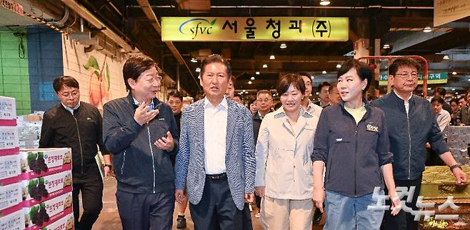 정청래 더불어민주당 대표가 25일 추석맞이 물가점검을 위해 서울 송파구 가락동 농수산물도매시장을 방문하고 있다. 왼쪽부터 문영표 서울시농수산식품공사 사장, 정 대표, 송미령 농림축산식품부 장관, 전현희 더불어민주당 최고위원. [국회사진기자단]