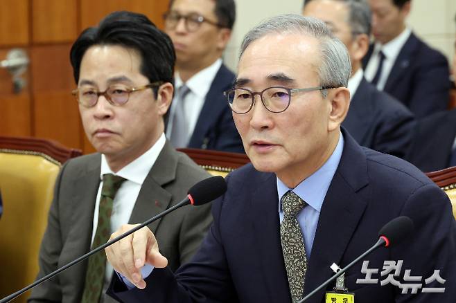 24일 서울 여의도 국회 과학기술정보방송통신위원회에서 열린 대규모 해킹사고(통신·금융) 관련 청문회에 출석한 김영섭 KT대표이사가 의원 질의에 답변을 하고 있다. 윤창원 기자